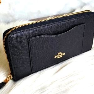 Coach Zippered Wallet Almost 💙New